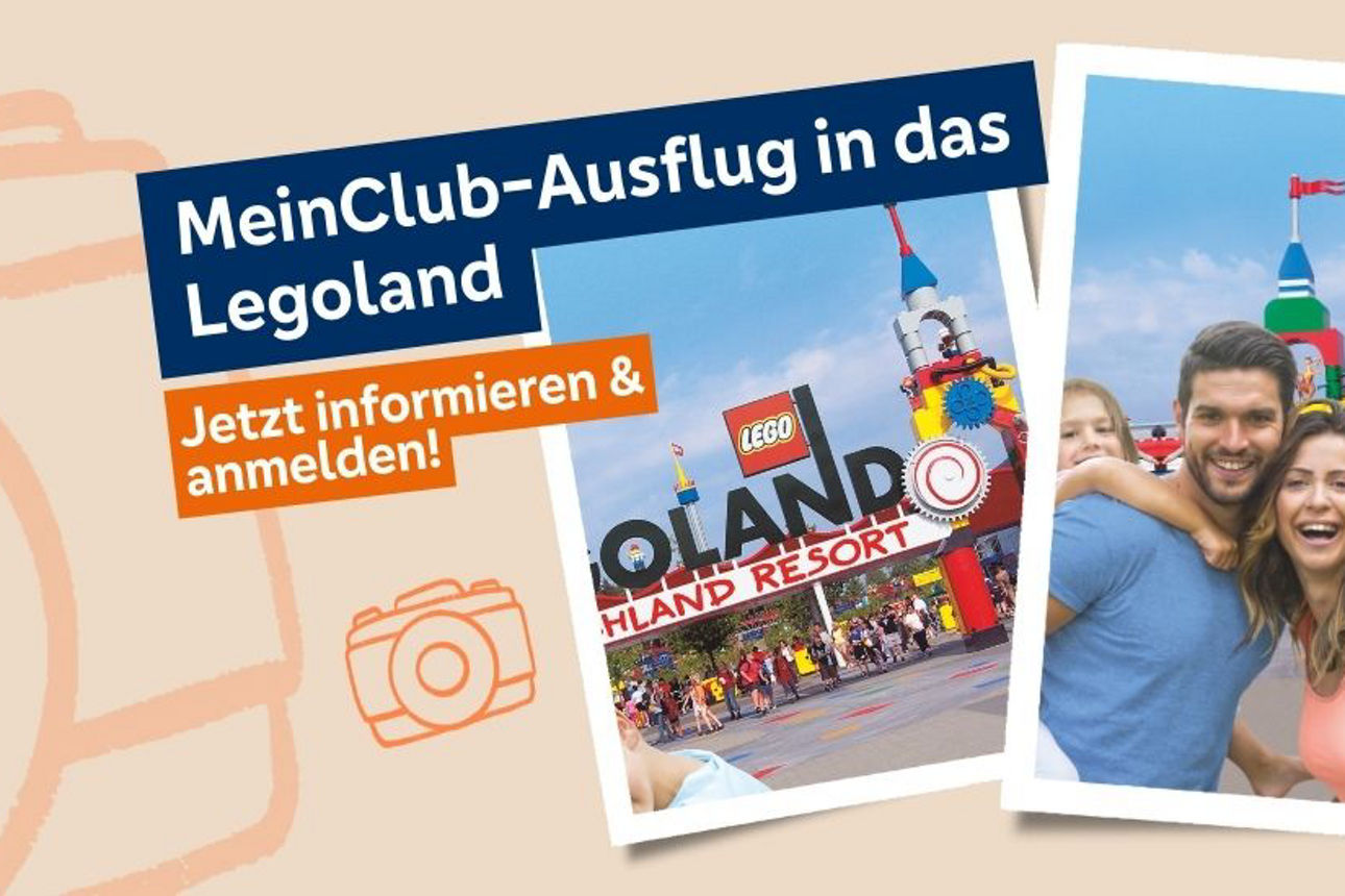 Zwei übereinanderliegende Polaroid‑Fotos zeigen den Eingang des Legolands mit dem großen, bunten Schriftzug „Legoland“. Vor dem Eingang posieren mehrere Personen für ein Erinnerungsfoto. Links daneben befindet sich ein Textfeld mit der Überschrift „MeinClub‑Ausflug in das Legoland“ sowie ein orangefarbenes Feld mit dem Hinweis „Jetzt informieren & anmelden!“. Der Hintergrund besteht aus hellen grafischen Elementen wie einer stilisierten Kamera, einer Sonne und einem Papierflugzeug.