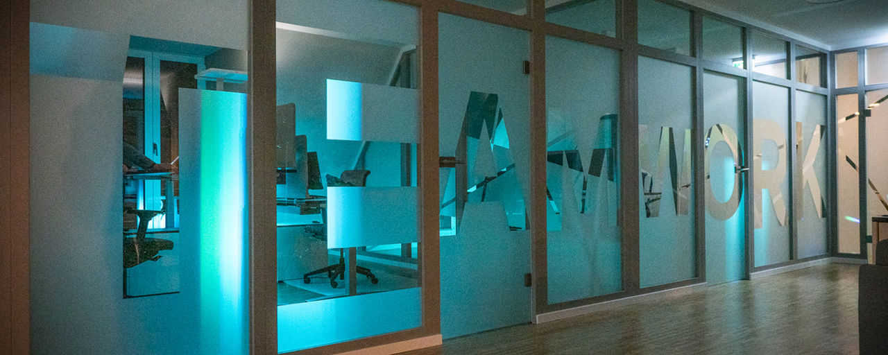 Blau beleutete Büroräume mit Glaswänden