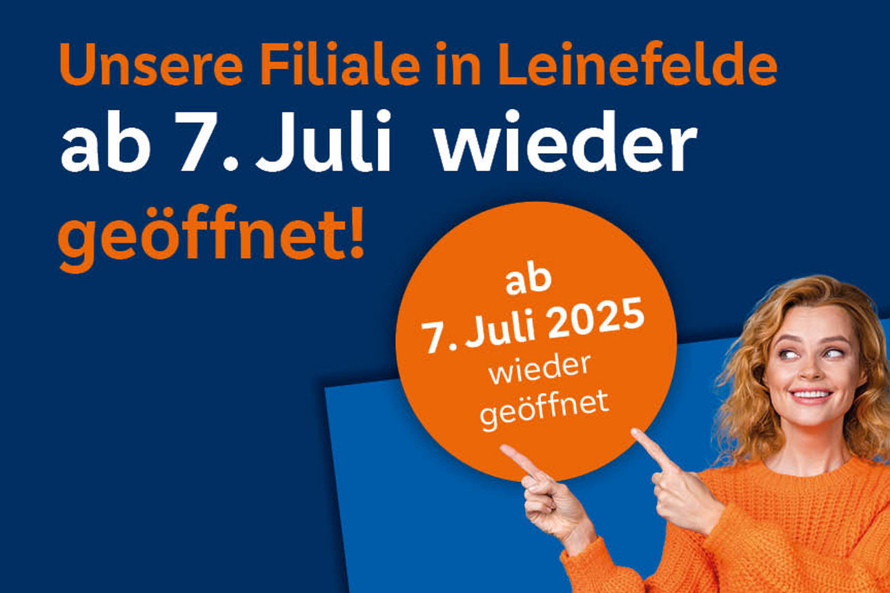 Frau zeigt auf einen Button mit Eröffnungstermin