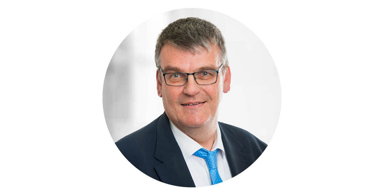 Mann im Anzug mit Brille