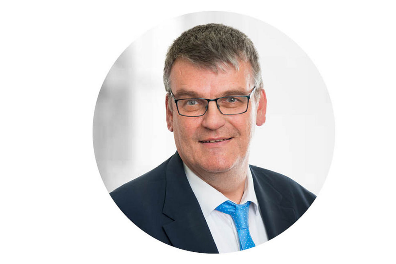 Mann im Anzug mit Brille