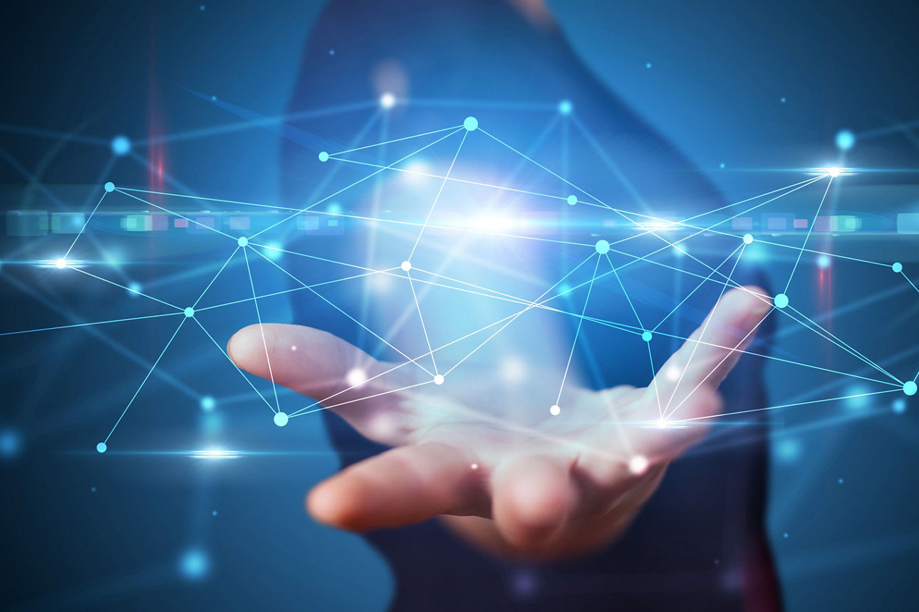 Eine Hand in die Kamera gehalten, schwarzer Hintergrund und hellblaue Effekte über der offenen Hand