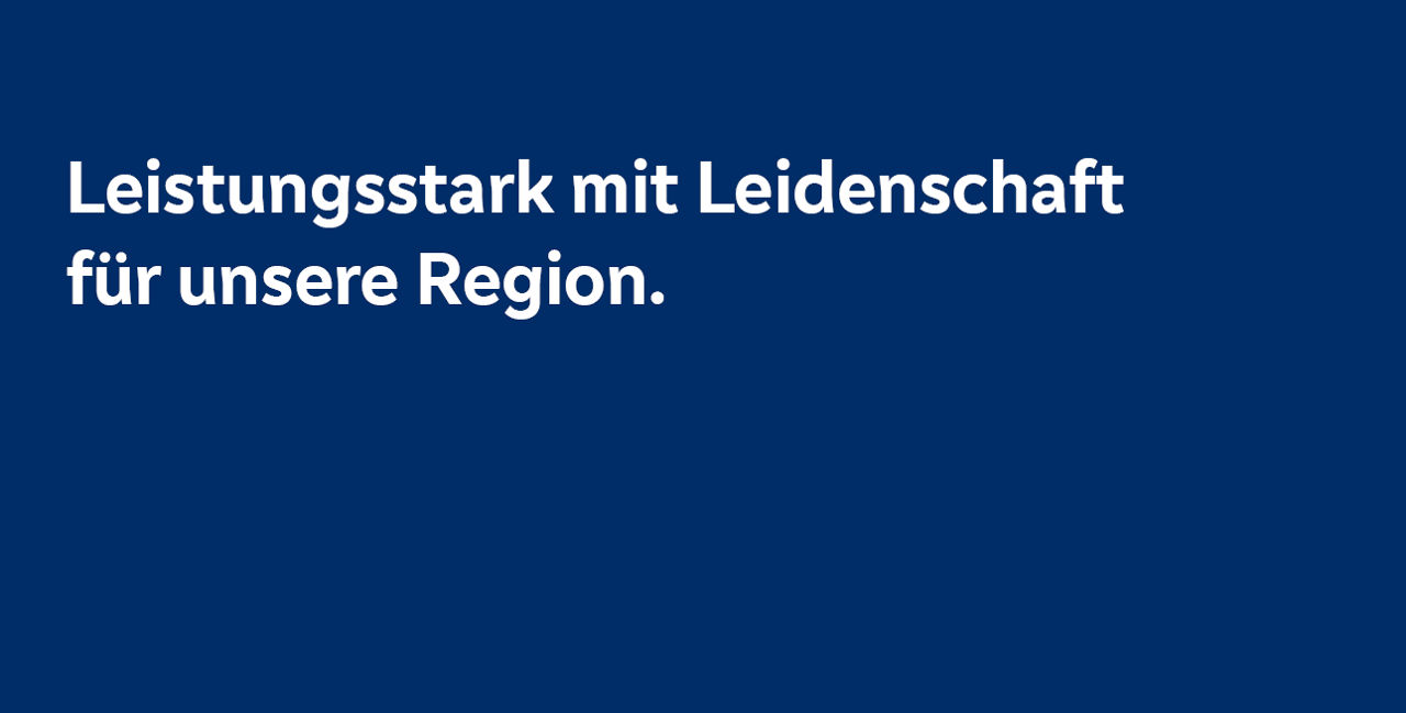 Blauer Hintergrund mit weißem Text: 'Leistungsstark mit Leidenschaft für unsere Region