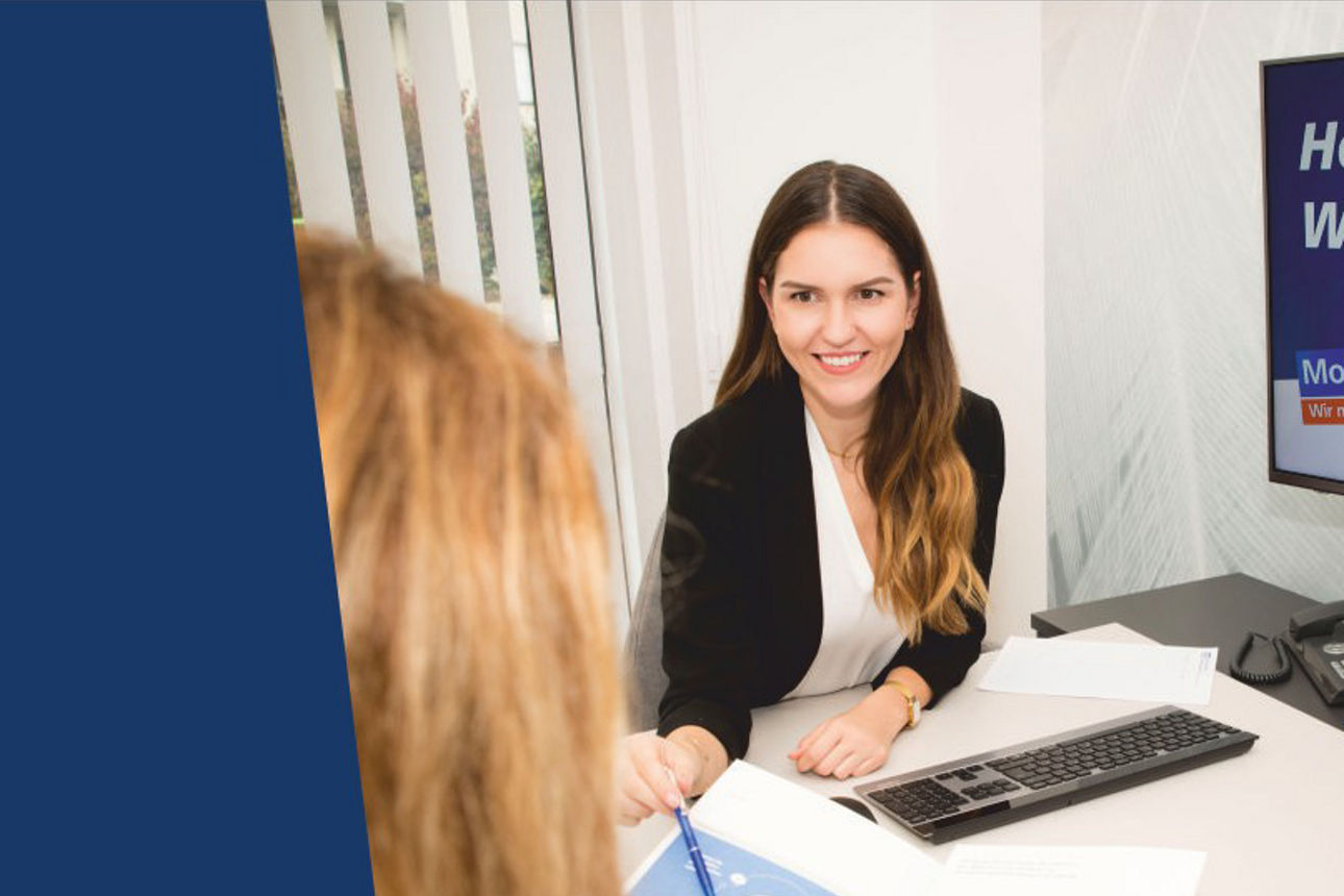 Zwei Frauen sitzen an einem Tisch