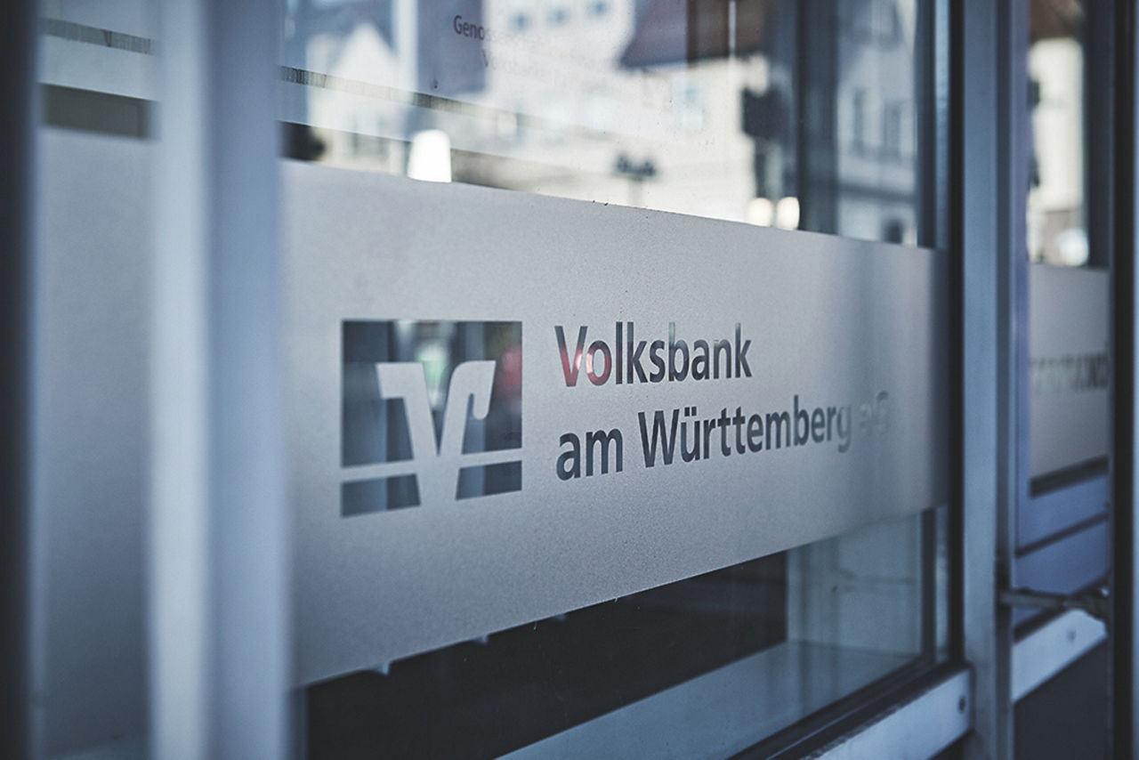 Volksbank Eingangstür mit Logo