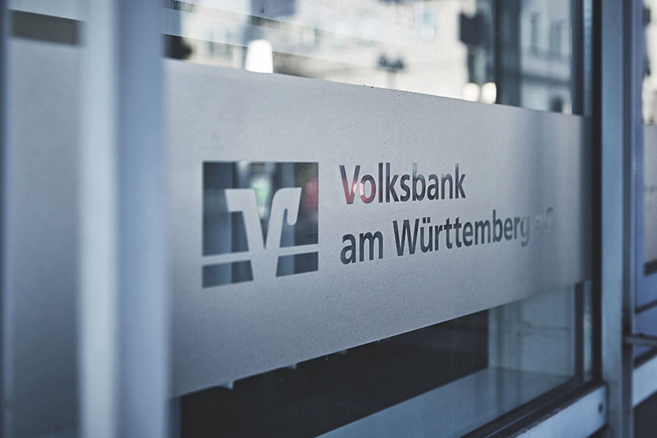 Volksbank Eingangstür mit Logo