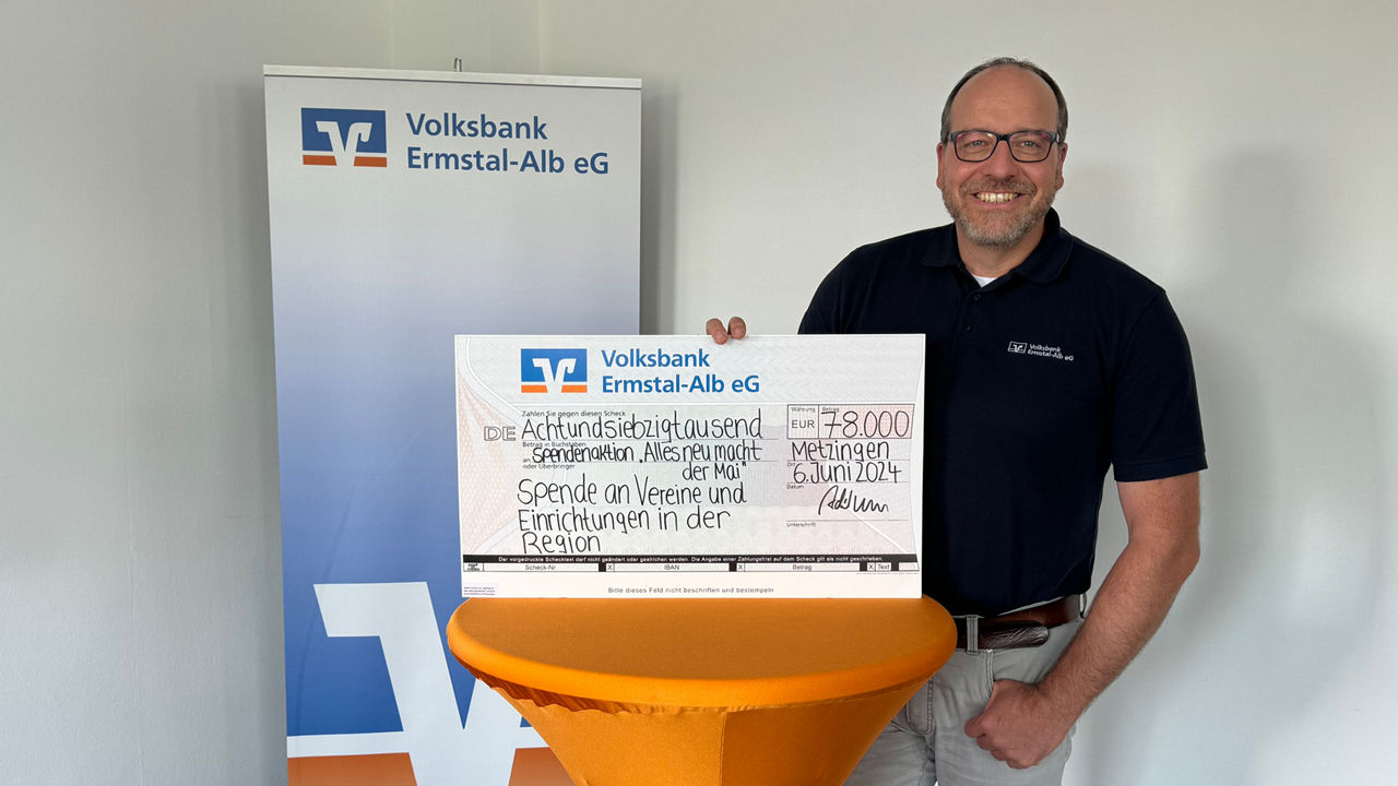 Unser Vorstand Michael Stadelmaier mit dem Scheck zur Spendenübergabe 2024