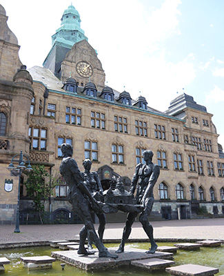 Figuren im Brunnen