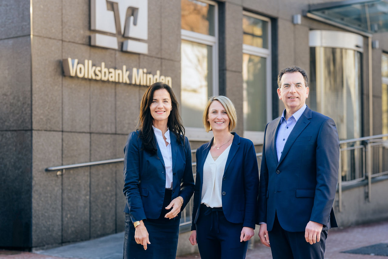 Vertreter der Bank mit neuer Leiterin des BeratungsCenters Minden