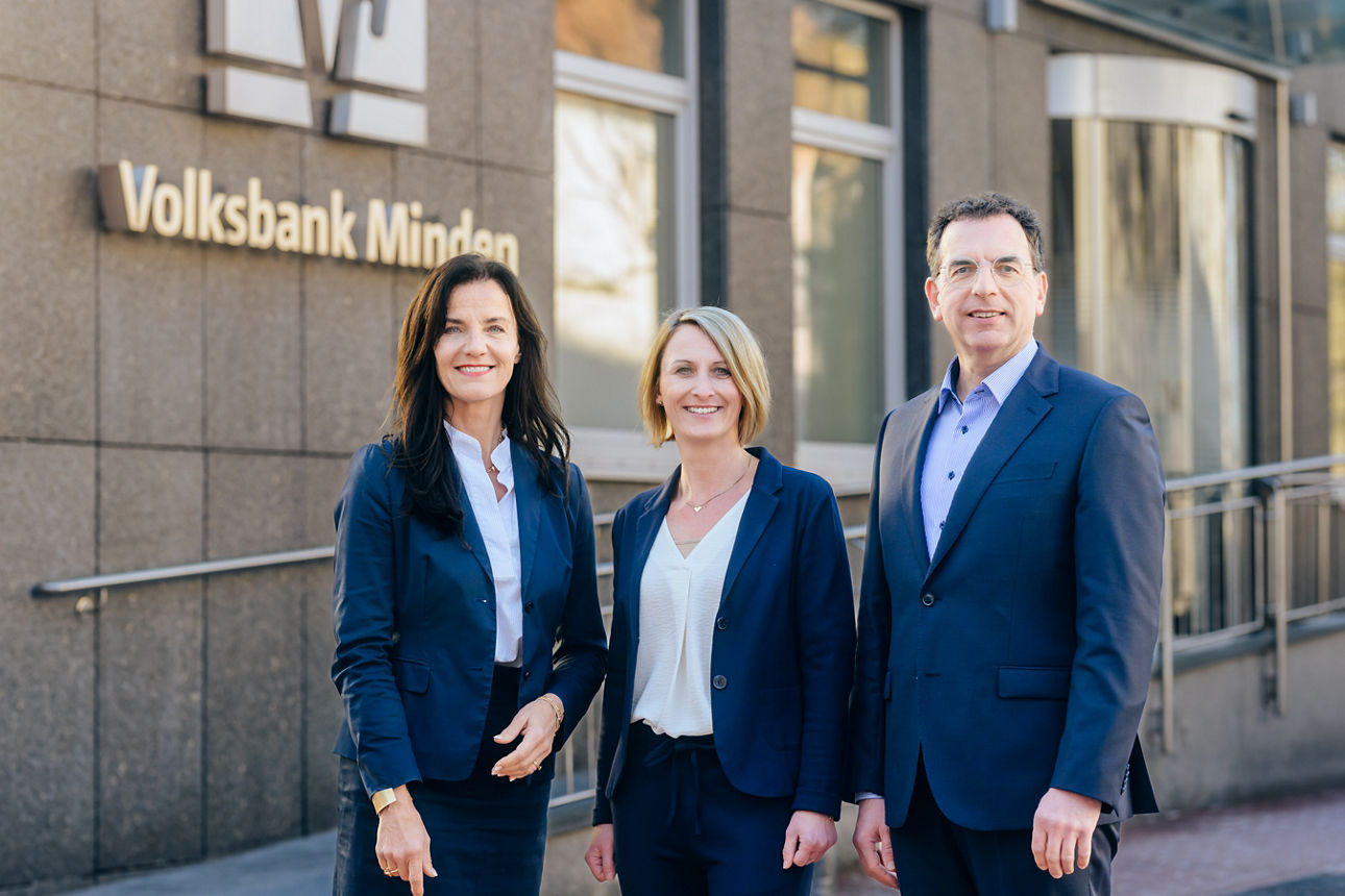 Vertreter der Bank mit neuer Leiterin des BeratungsCenters Minden