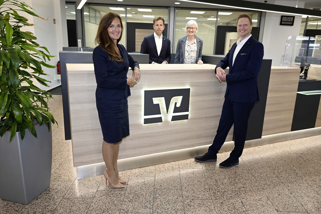Der neue Leiter des BeratungsCenter Beverungen und die neue Leiterin der Filiale Peckelsheim stehen mit einem Vorstandsmitglied der VerbundVolksbank OWL eG und dem Regionalleiter der Volksbank Höxter in der Filiale..