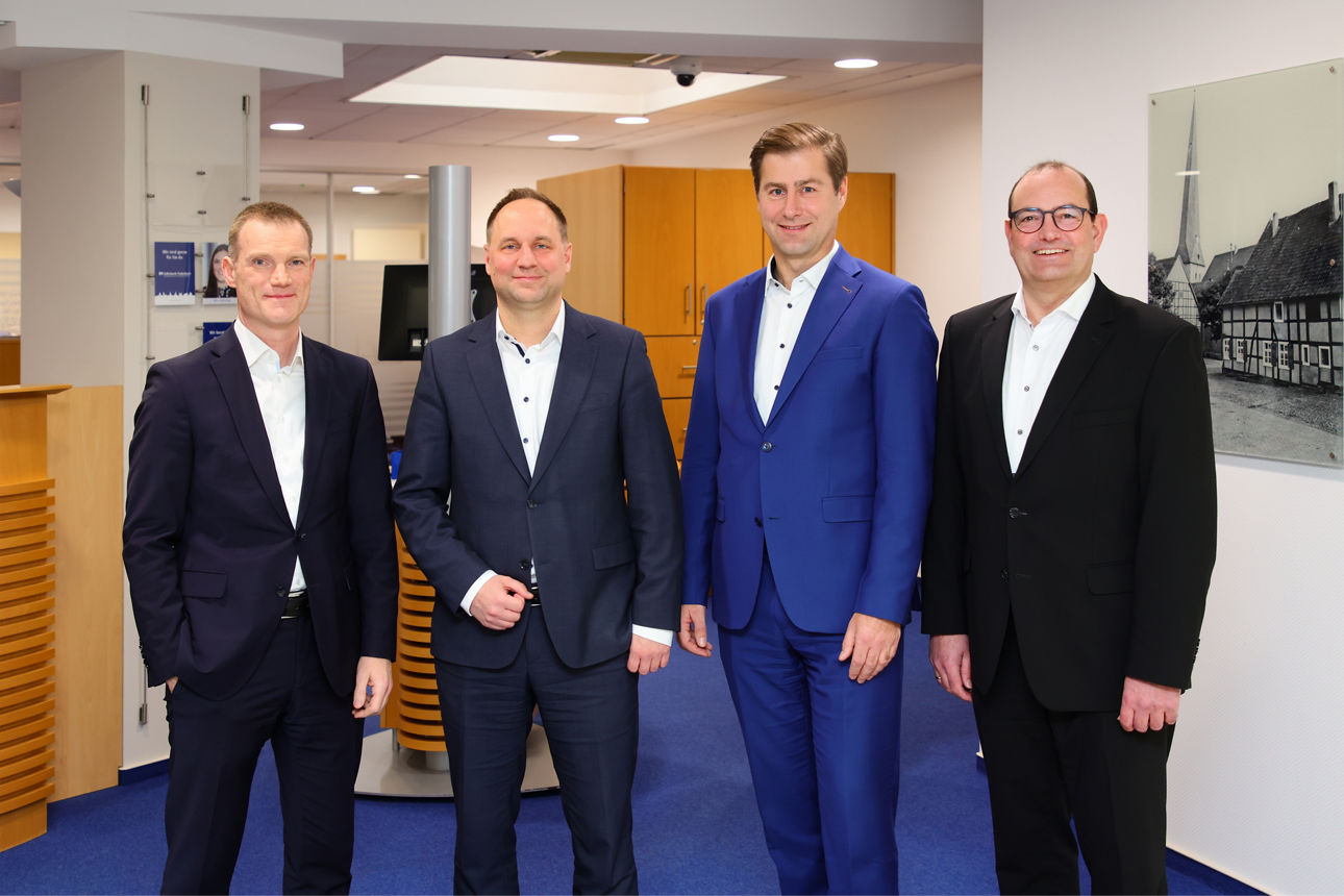 Vier Repräsentanten der Volksbank in der Filiale Delbrück