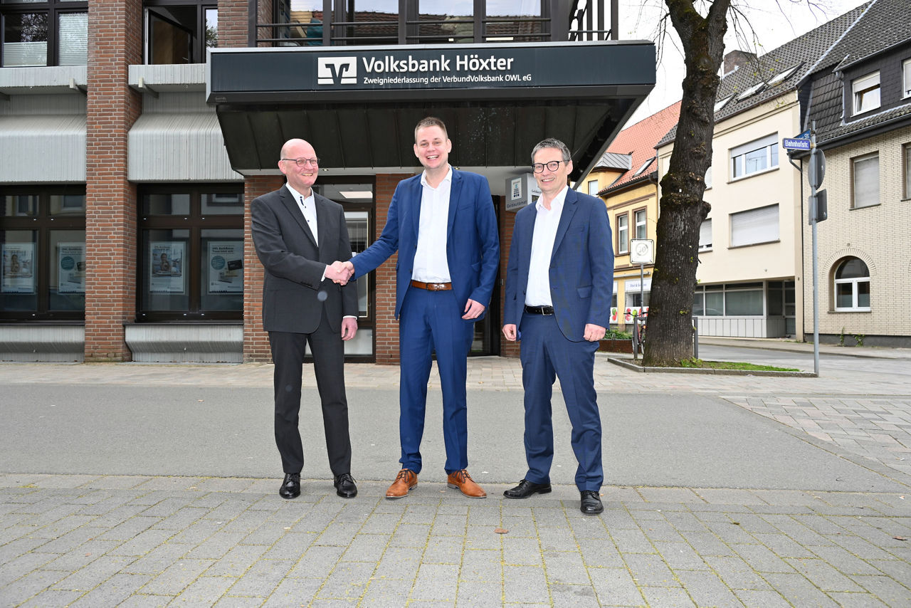 Vertreter der Bank mit neuem Filialleiter der Fililale Steinheim 