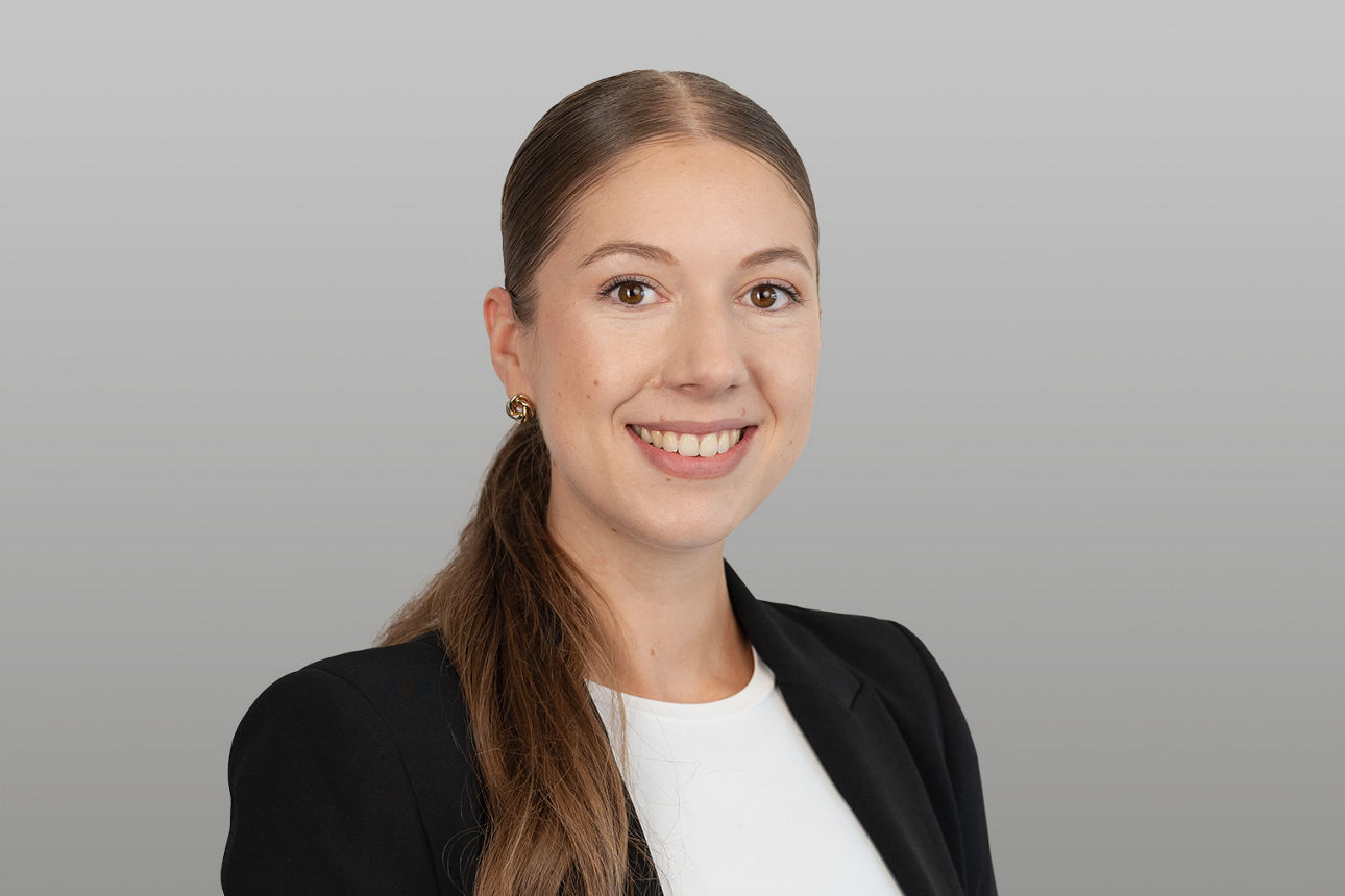 Kundenberaterin Alina Lejmi vor grauen Hintergrund