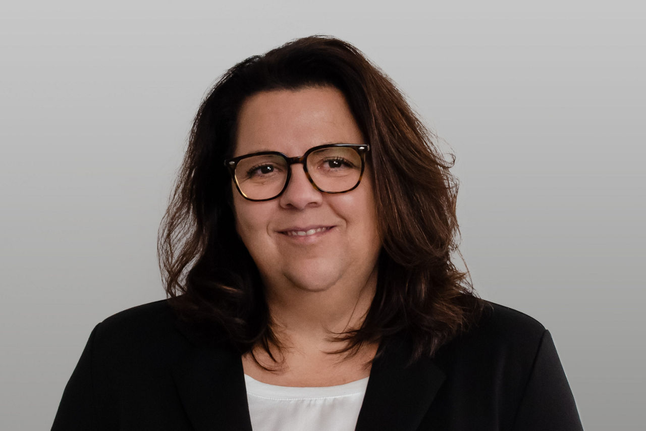Servicemitabeiterin Clara Lemos-Alves vor grauen Hintergrund