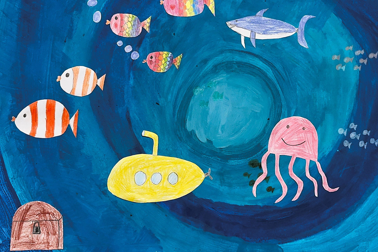 Auf einer Zeichnung schwimmen bunte Fische, eine Qualle und ein gelbes U-Boot im Meer