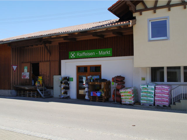 Raiffeisenmarktgebäude in Lengenwang bei blauem Himmel