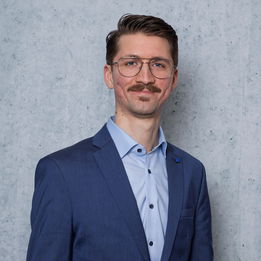 Profilbild Leon Schaller vor einem grauen Hintergrund