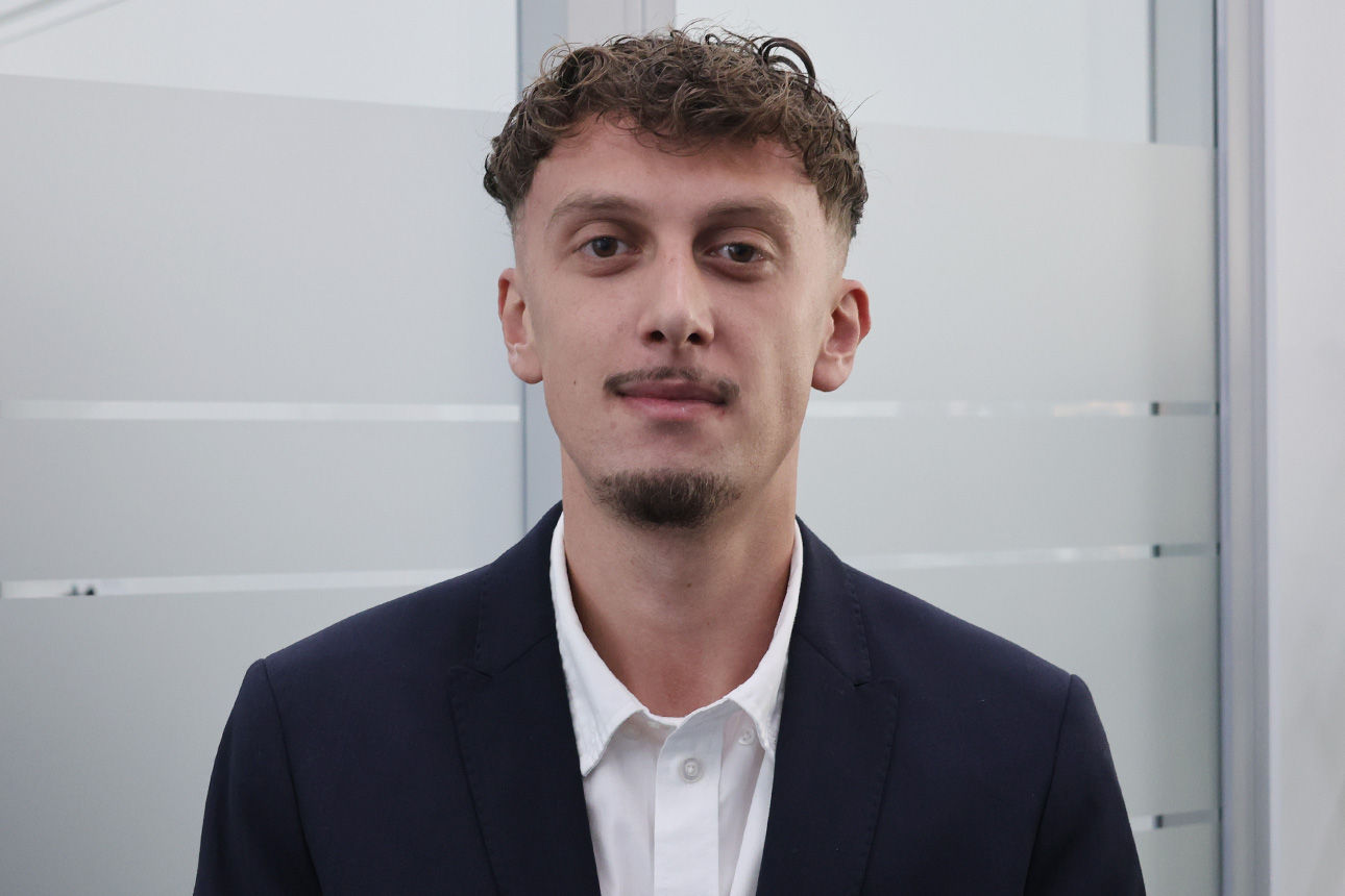 Leonhard Hoxhaj lächelt