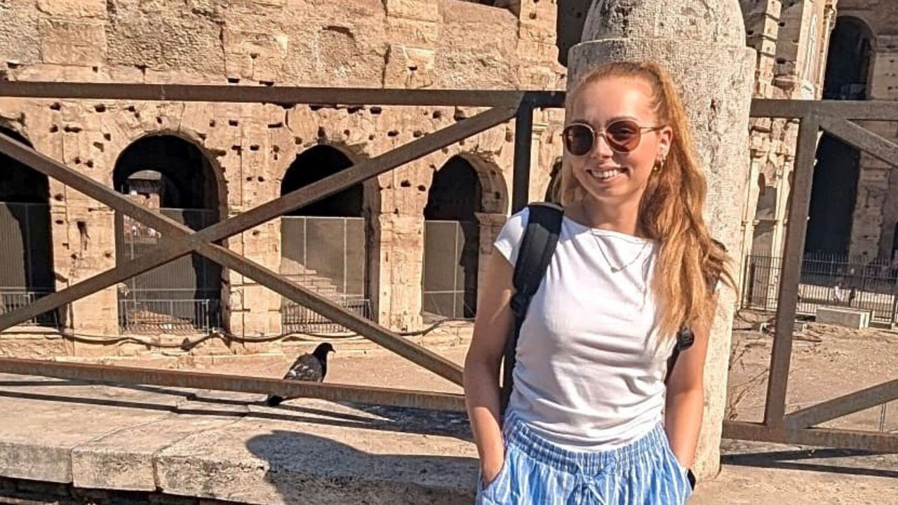 Junge Frau vor römischen Ruinen
