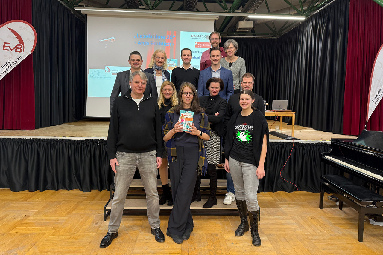 Gruppenfoto von Anja Fröhlich, Michael Schmitz (Stv. Schulleiter St. Angela), Schülern, Lehrern, Marc Wrede (Volksbank Berg)