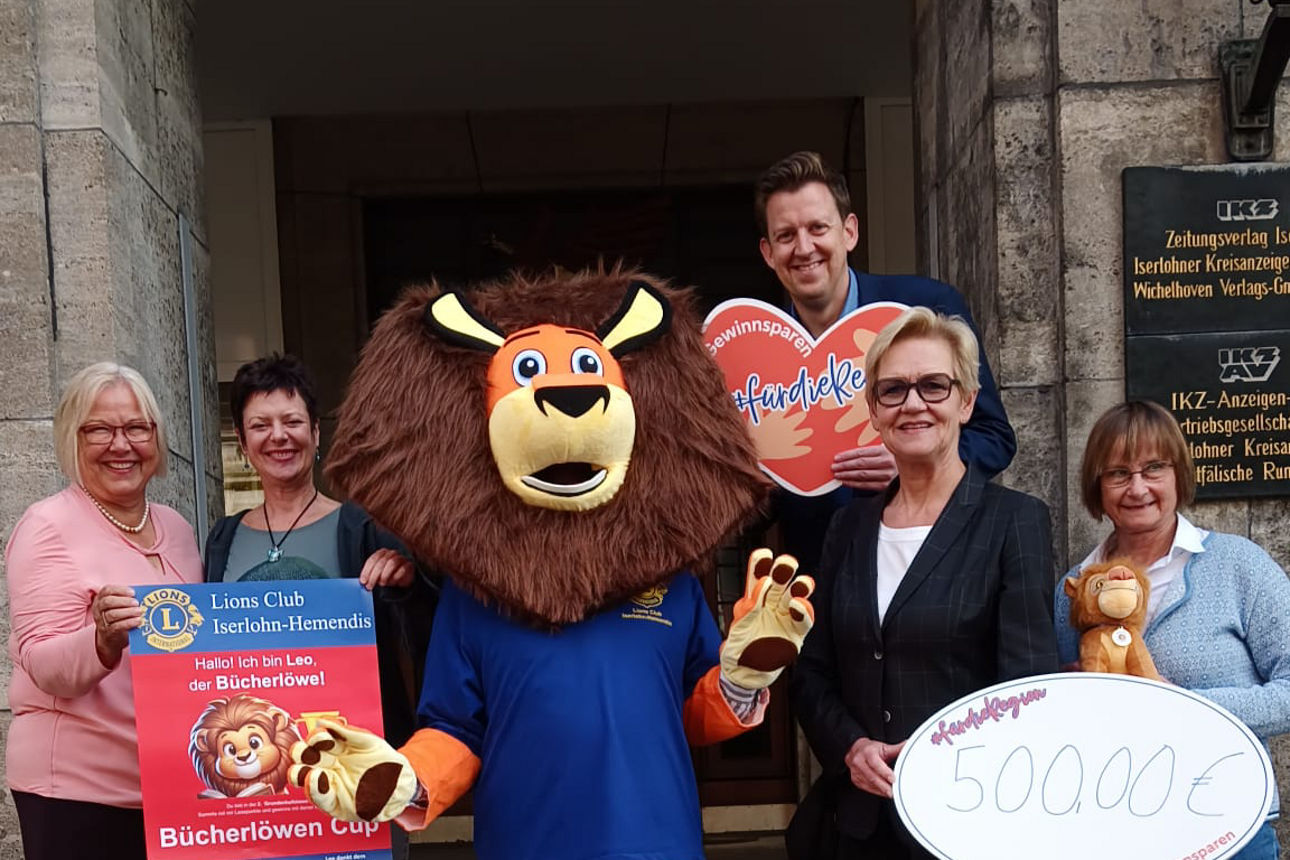 von links: Ulrike Laatsch, Dr. Elke Fiebig, Bücherlöwe Leo, André Deimel, Eva Kirchhoff und Dr. Sigrid Bergenthal-Breitrück