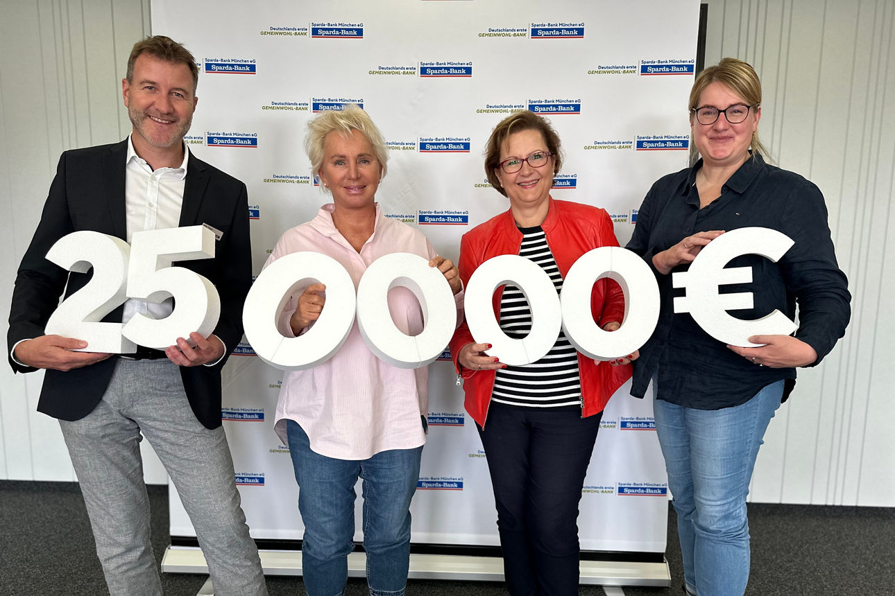 Familie läuft durch ein Feld