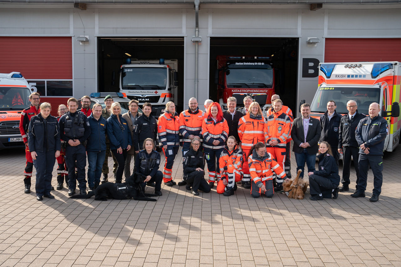 1. Gruppenfoto der Blaulichtfamilie
