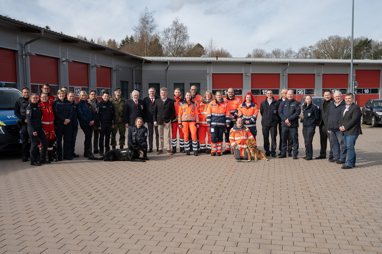 2. Gruppenfoto der Blaulichtfamilie