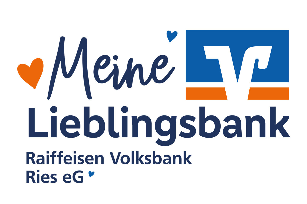 Ein Mann steht lächelnd in hellen Büroräumen