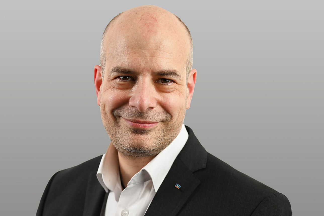 Kundenberater Sven-Thorsten Liebsch vor grauen Hintergrund