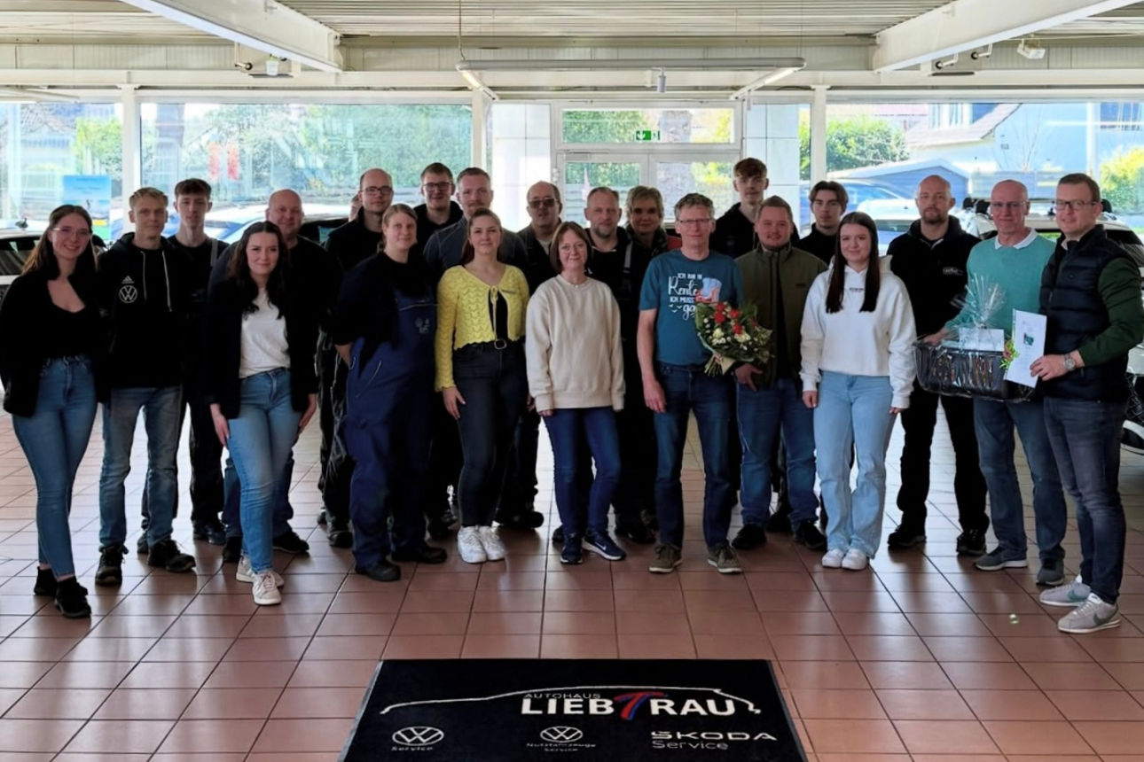 Gruppenbild im Autohaus