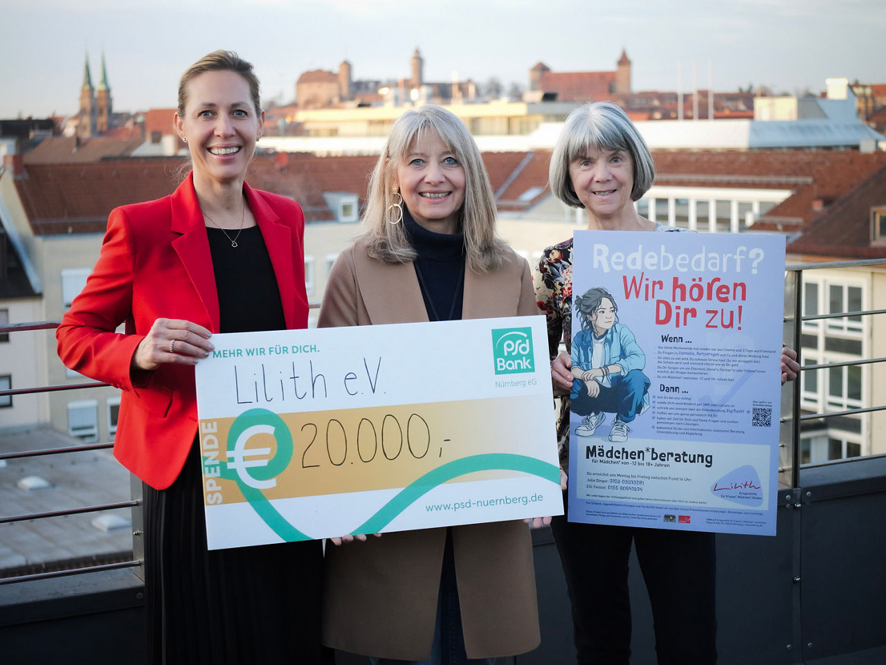 Unsere Vorständin übergibt einen Spendenscheck in Höhe von 20.000 € an Lilith e. V.