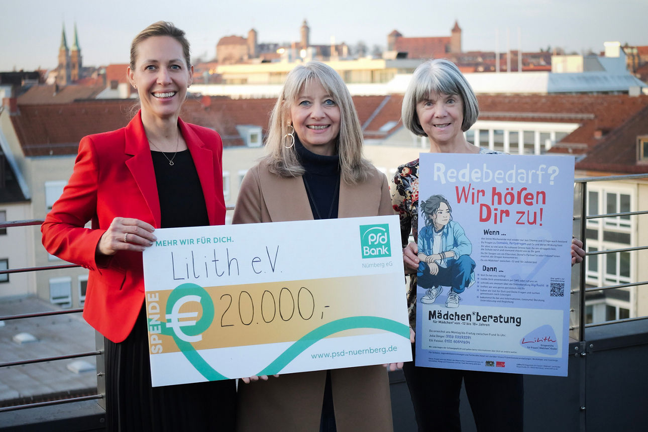 Unsere Vorständin übergibt einen Spendenscheck in Höhe von 20.000 € an Lilith e. V.