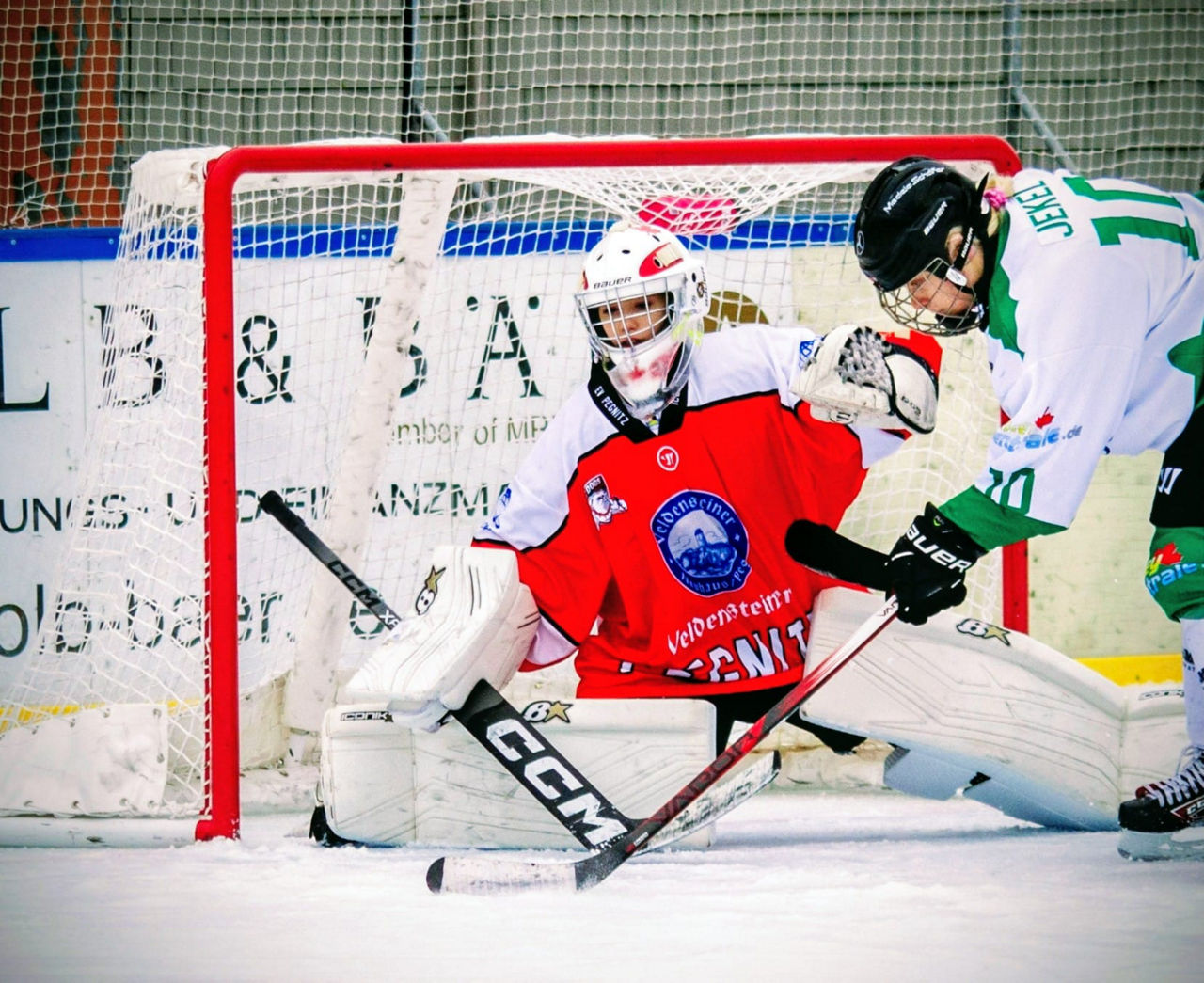 Zwei Personen spielen Eishockey