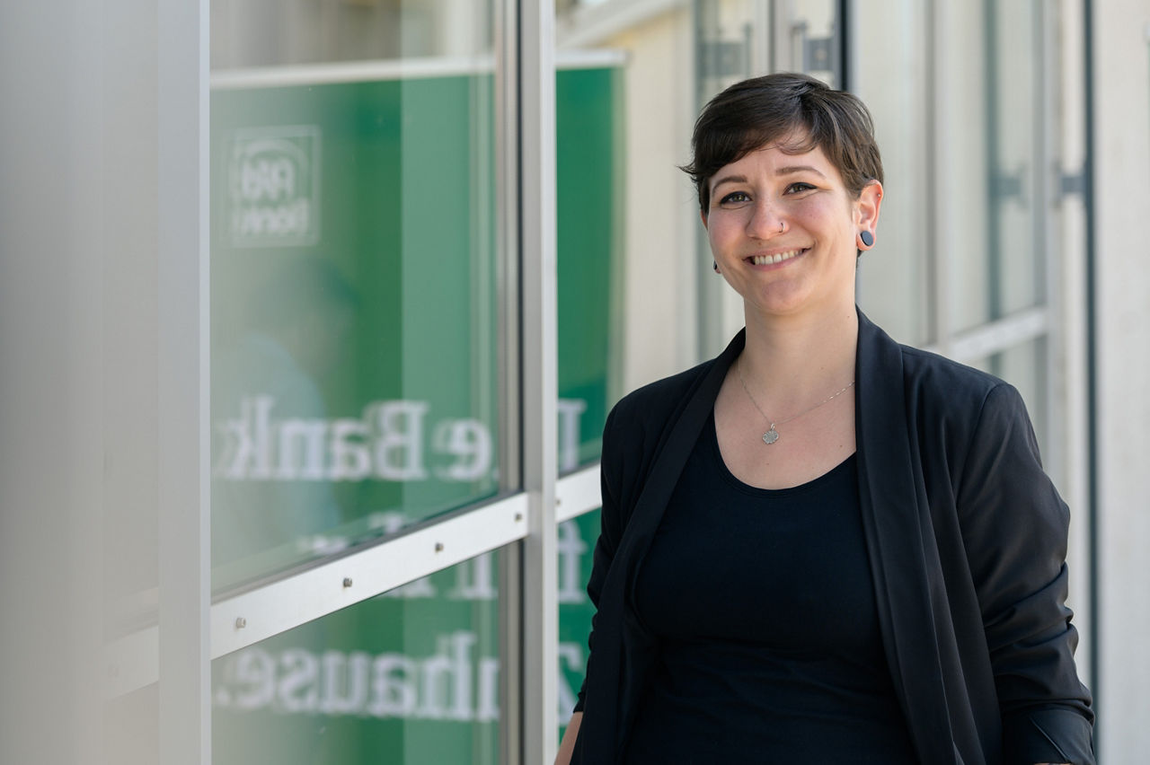 Frau Isabel Limerov, Mitglied des Aufsichtsrats, ist auf dem Bild zu sehen. Sie lächelt und schaut in die Kamera. 
