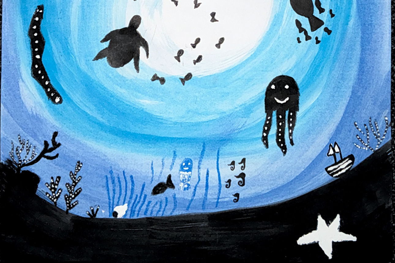 Eine Zeichnung in schwarz und blau einer Unterwasserwelt mit Meerestieren