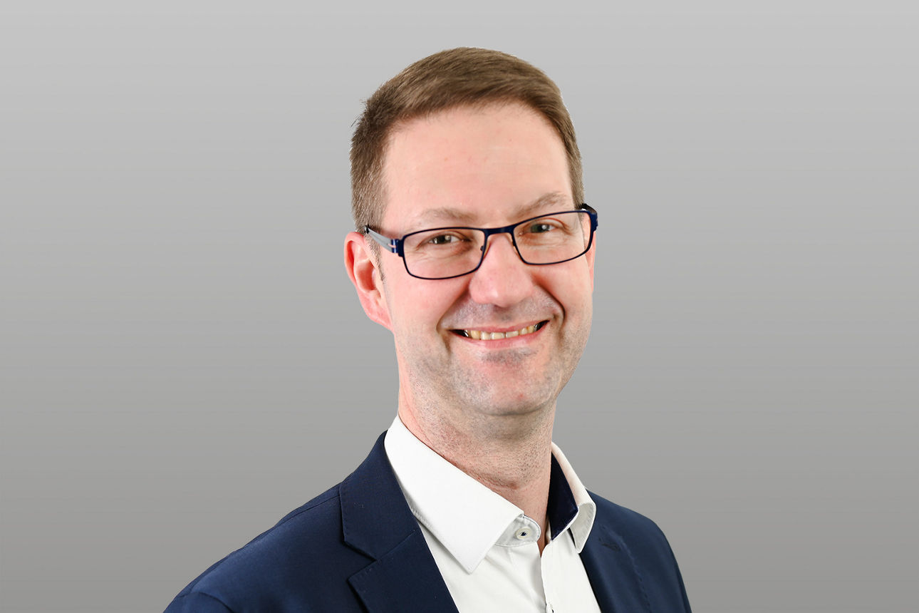 Vertriebsreferent Elmar Lindemann  vor grauen Hintergrund