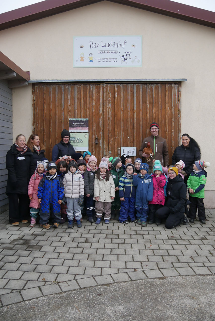 Kinder der Villa Kunterbunt beim Besuch des Lindenhofs