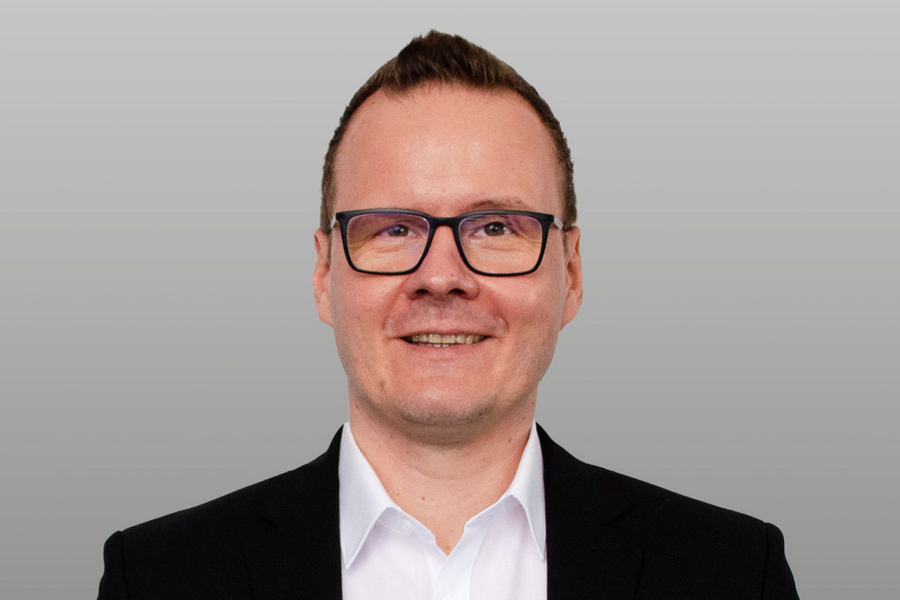 Privatkundenberater Christian Linder  vor grauen Hintergrund