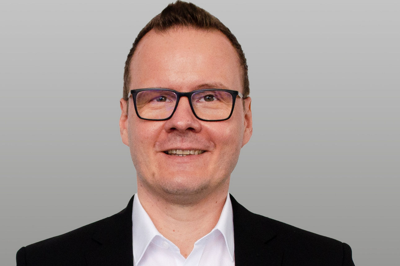 Privatkundenberater Christian Linder  vor grauen Hintergrund