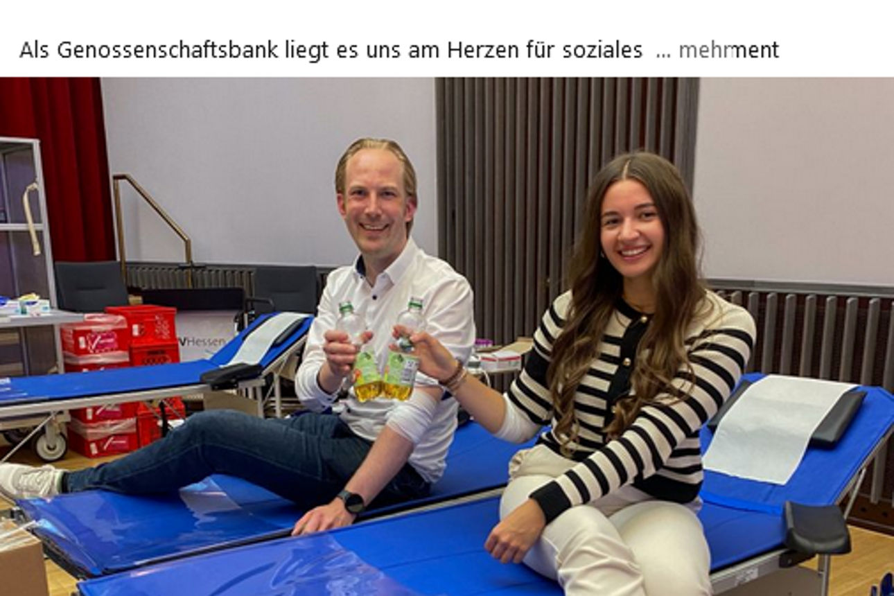 Zwei Kolleginnen beim Blutspenden