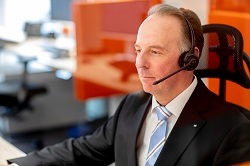 Mann mit einem Headset