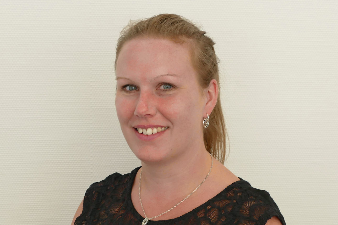 Eine Frau lächelt in die Kamera