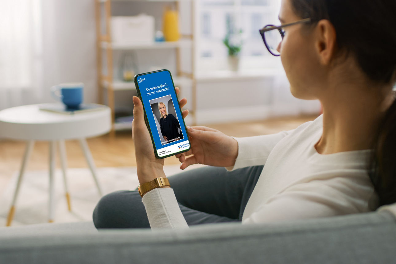 Frau mit Handy in der Hand