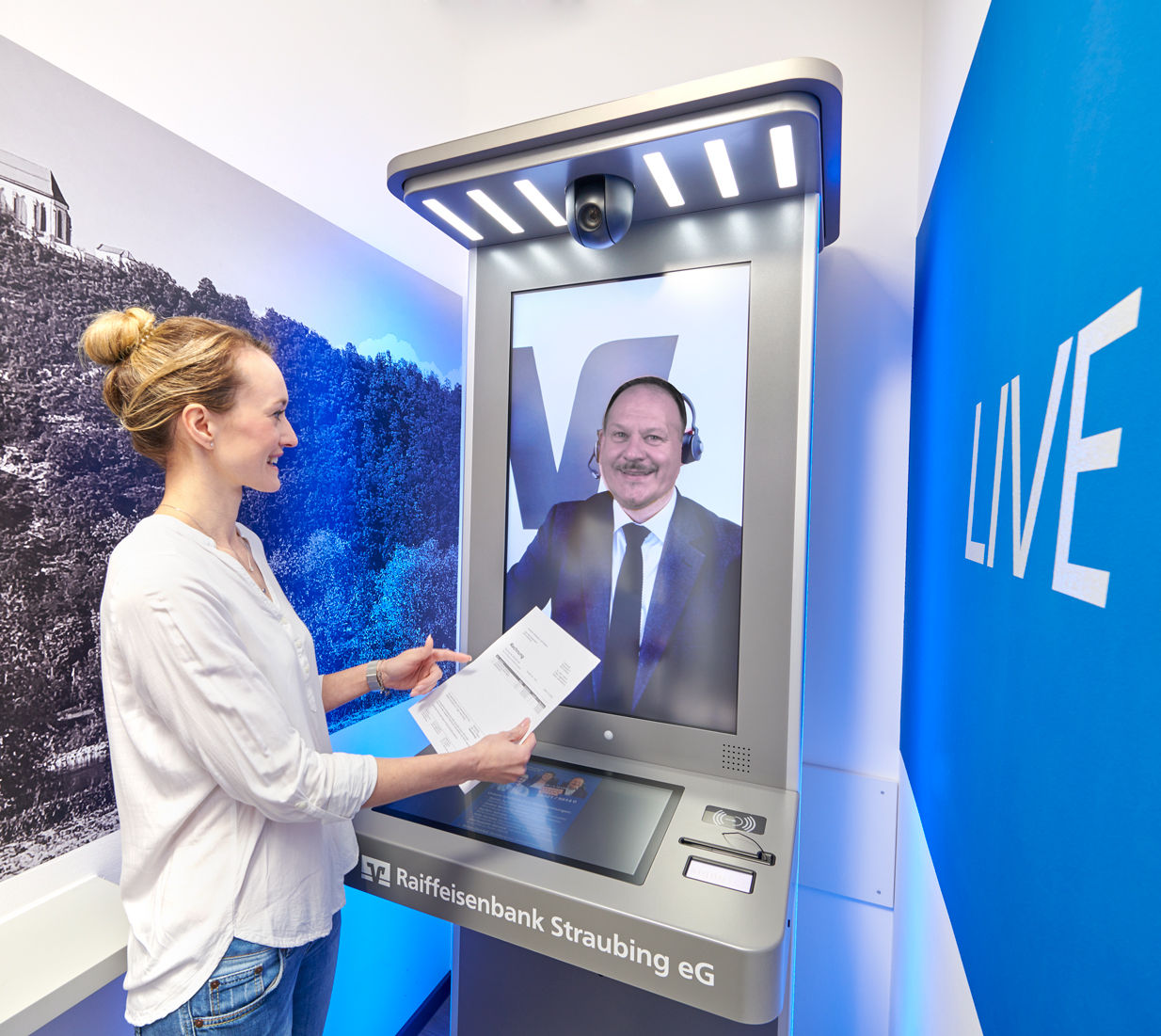 Frau am LIVE SERVICE