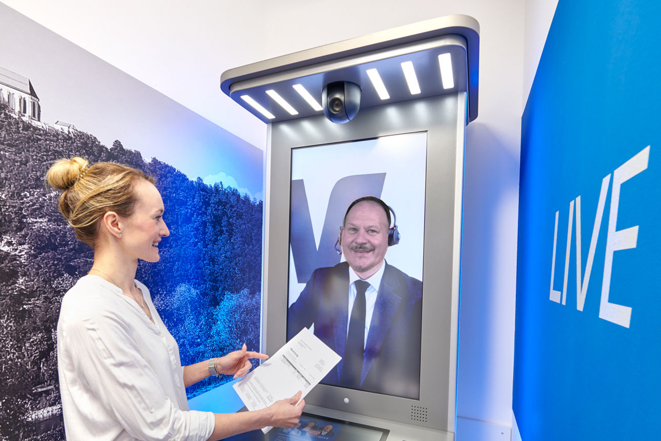 Frau am LIVE SERVICE