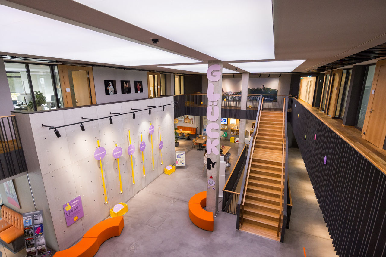 Die neue Ausstellung Lebenselixier Glück in der Volksbank-Lobby am Kesselbrink.