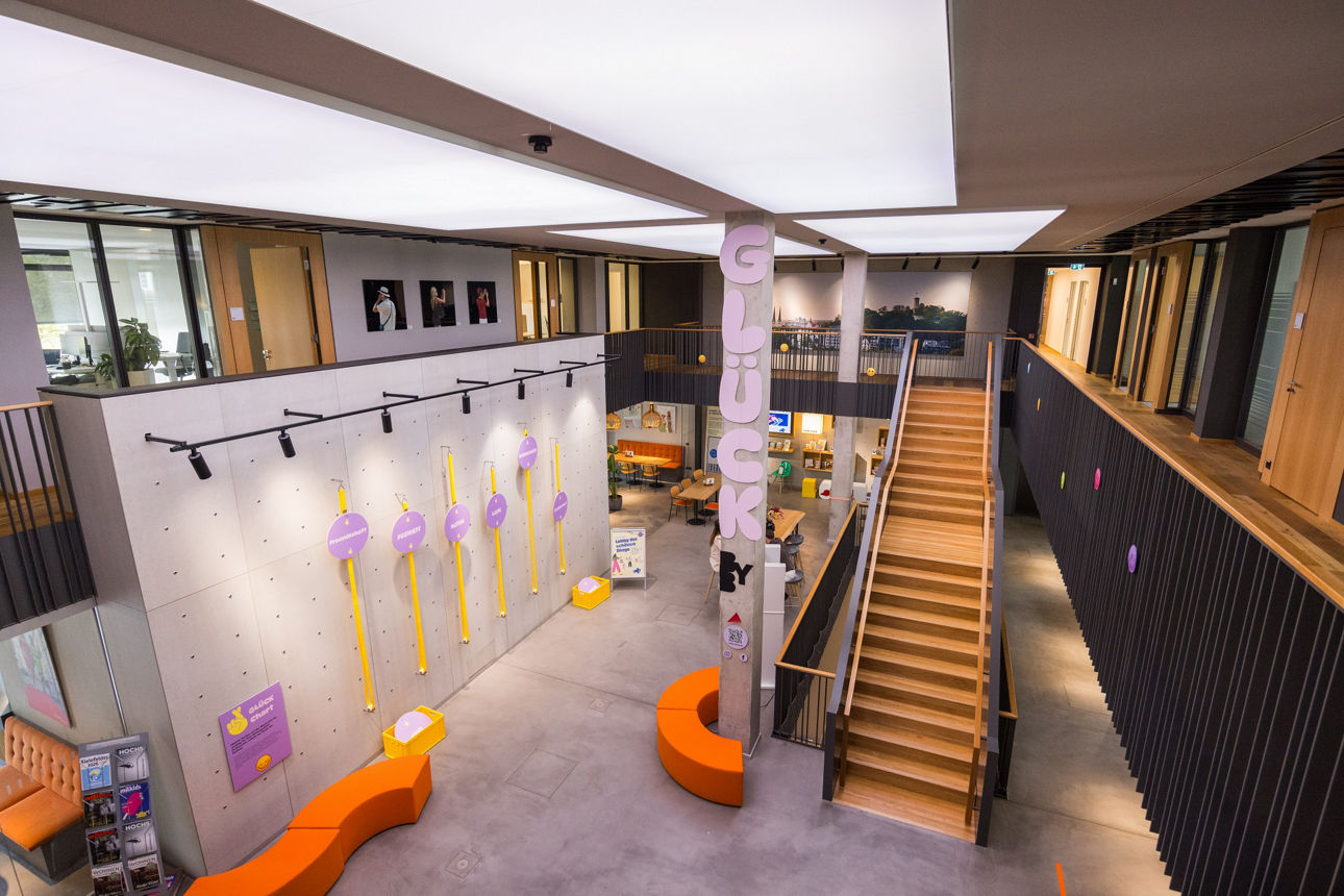 Die neue Ausstellung Lebenselixier Glück in der Volksbank-Lobby am Kesselbrink.