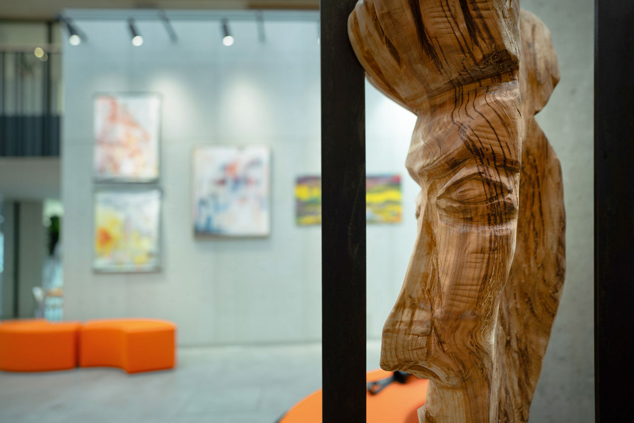 Eine Holzskulptur in der Volksbank-Lobby im Rahmen der Ausstellung Schein & Sein.